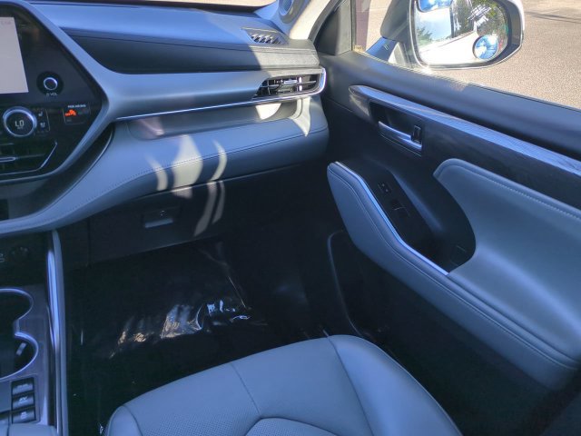Used 2023 Toyota Highlander Limited AWD/4WD image 17