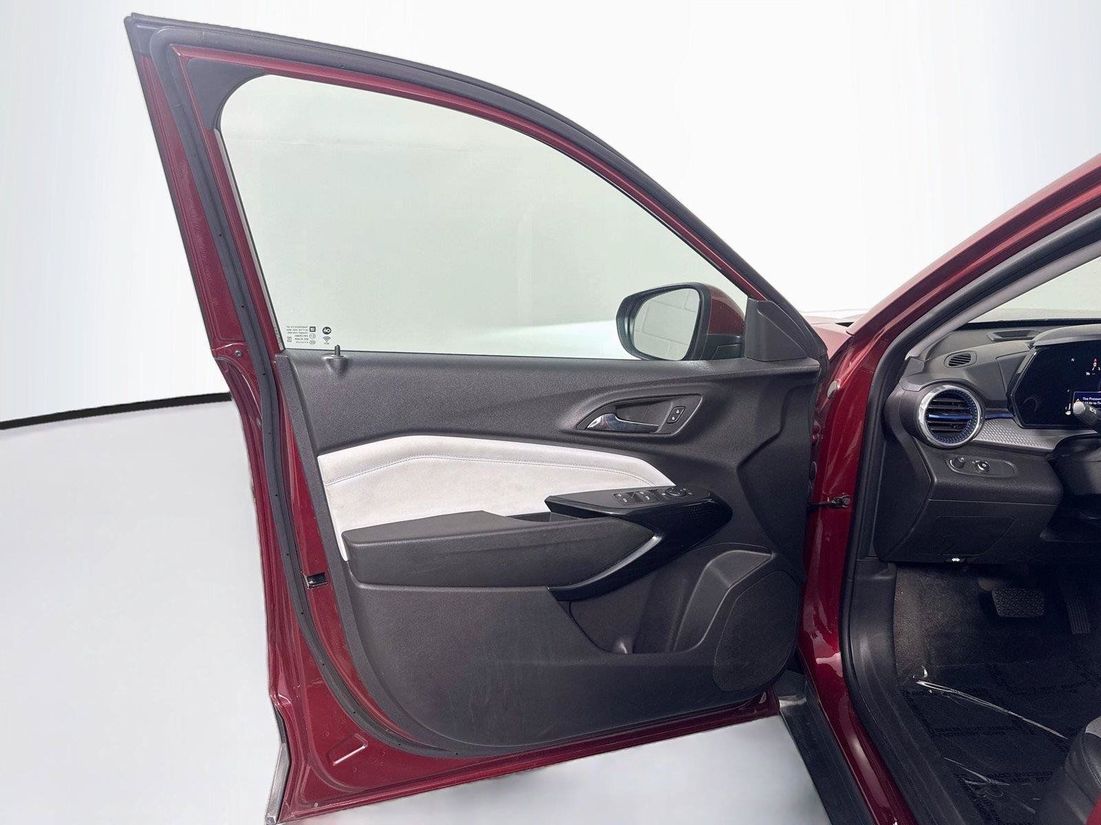 Used 2025 Chevrolet Trax LT FWD image 9