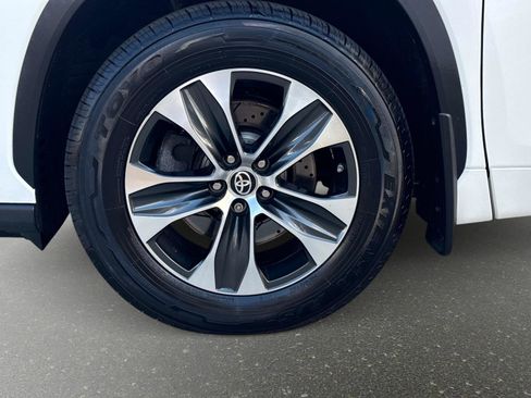 Used 2021 Toyota Highlander XLE image 9