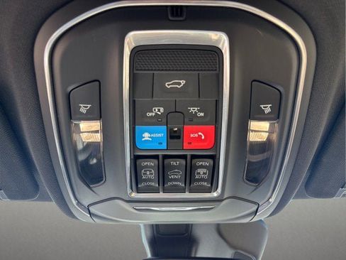 Used 2023 Jeep Grand Cherokee Limited AWD/4WD image 16