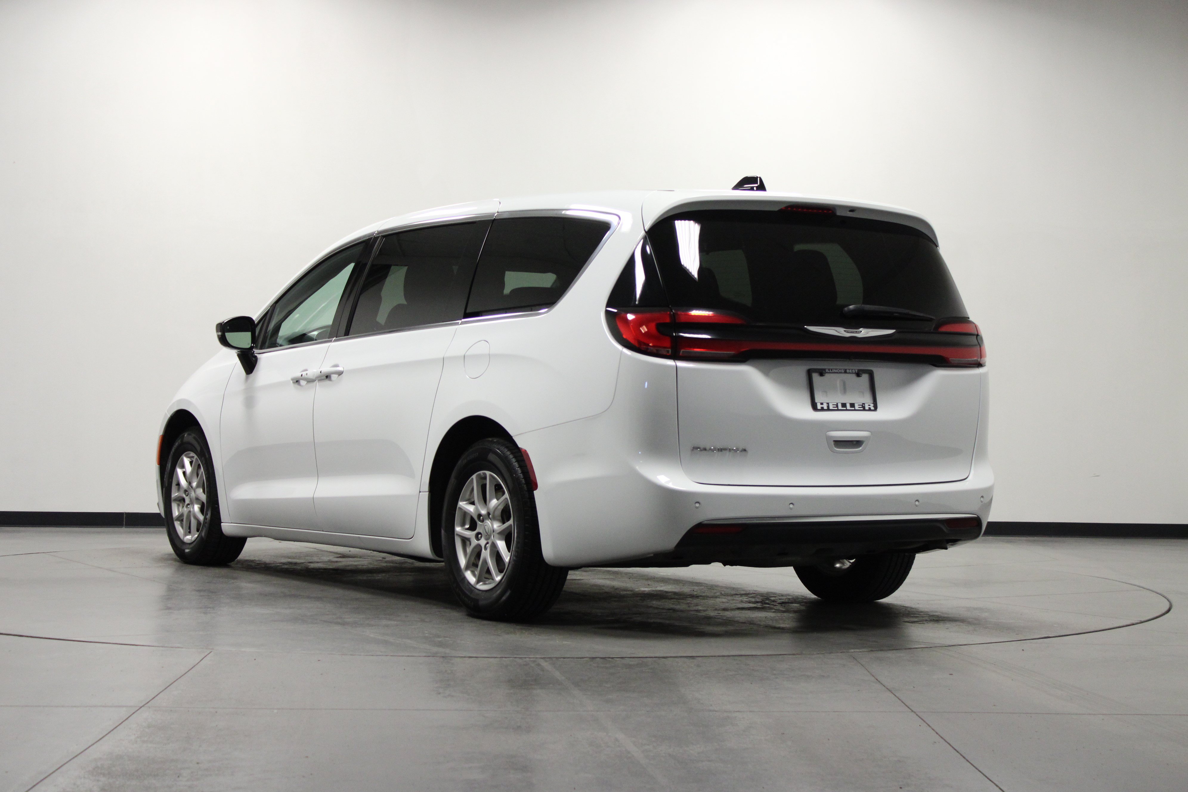Used 2025 Chrysler Pacifica Select FWD image 6