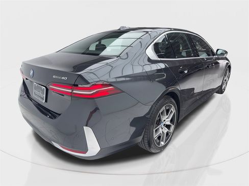 Used 2024 BMW i5 eDrive40i image 9