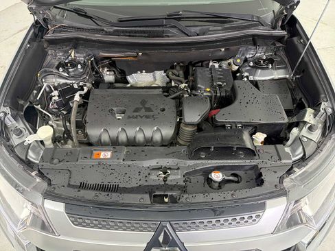 Used 2019 Mitsubishi Outlander SE image 17