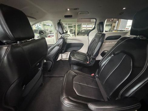 Used 2023 Chrysler Pacifica Touring-L FWD image 17