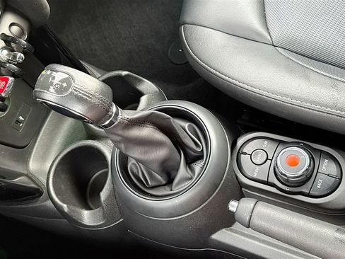 Used 2019 MINI Cooper 4-Door Hardtop w/ Signature Upholstery Package image 21