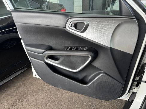 Used 2025 Kia Soul LX w/ LX Technology Package FWD image 18
