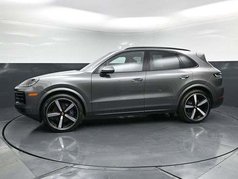 Used 2025 Porsche Cayenne AWD/4WD image 2