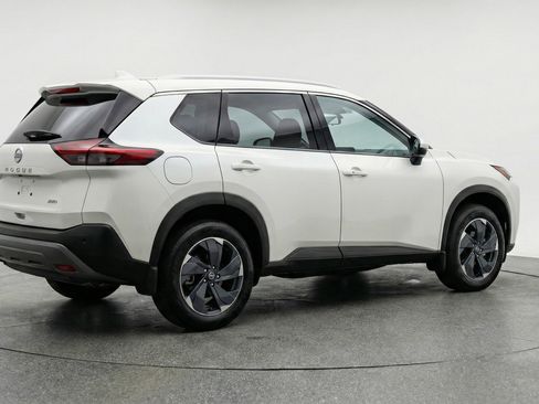 Used 2025 Nissan Rogue SV image 9