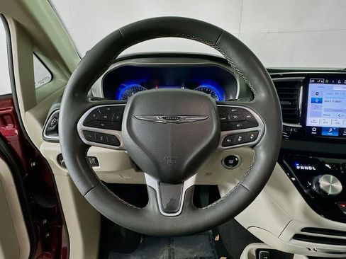 Used 2023 Chrysler Pacifica Touring-L FWD image 16