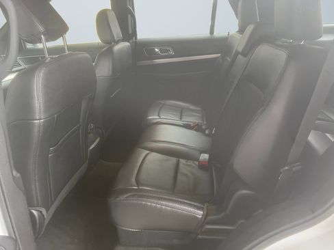 Used 2018 Ford Explorer XLT w/ Equipment Group 202A image 14