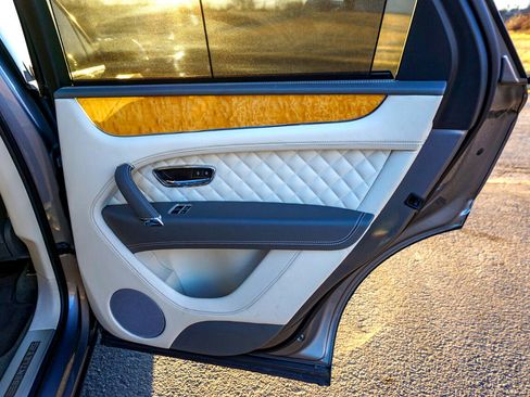 Used 2017 Bentley Bentayga W12 AWD image 48