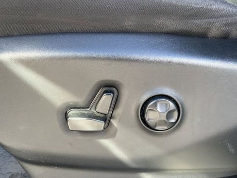 Used 2023 Chrysler Voyager LX image 21