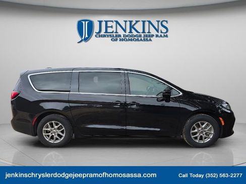 Certified 2024 Chrysler Pacifica Touring-L image 6