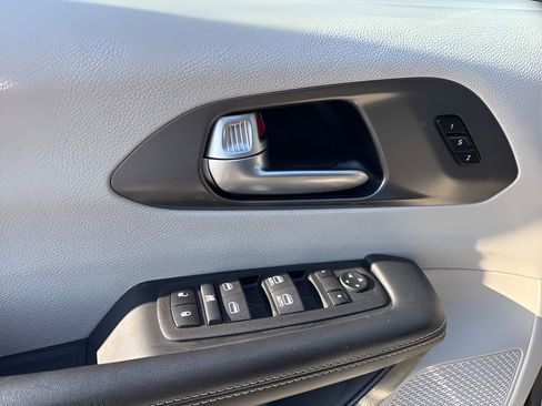 Used 2024 Chrysler Pacifica Select image 28