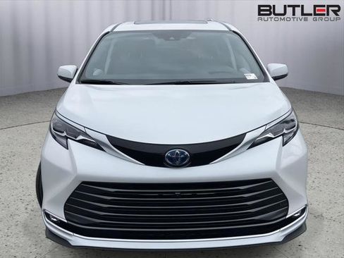 Certified 2024 Toyota Sienna Platinum image 8