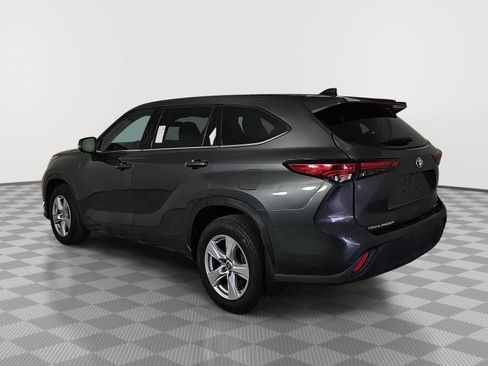 Used 2022 Toyota Highlander LE AWD/4WD image 6