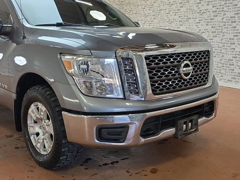 Used 2018 Nissan Titan SV image 7
