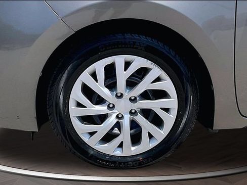 Used 2018 Toyota Corolla LE FWD image 9