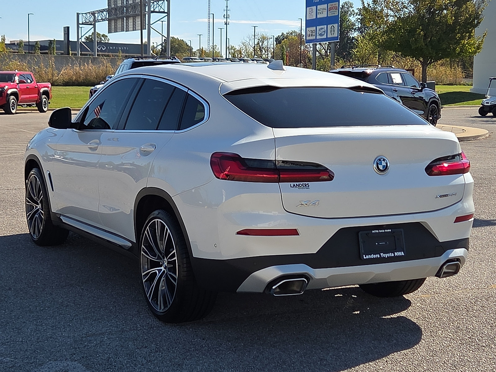 Used 2025 BMW X4 xDrive30i w/ Premium Package AWD/4WD image 4