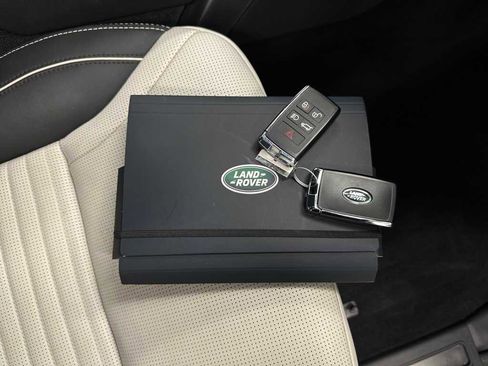 Used 2024 Land Rover Discovery Dynamic SE image 43