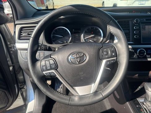 Used 2019 Toyota Highlander XLE image 28