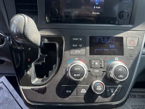 Used 2015 Toyota Sienna SE w/ SE Preferred Package FWD image 20