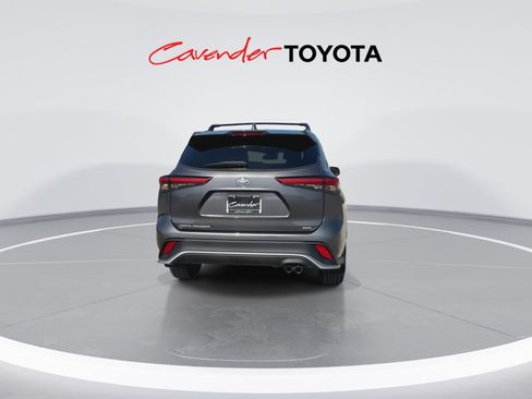 Used 2021 Toyota Highlander XSE FWD image 7