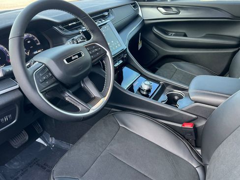 New 2025 Jeep Grand Cherokee Altitude image 8