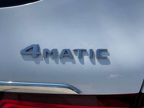 Used 2020 Mercedes-Benz GLC 300 4MATIC image 9