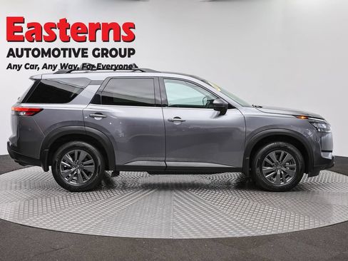 Used 2023 Nissan Pathfinder SV w/ SV Premium Package AWD/4WD image 4