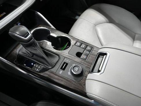 Used 2023 Toyota Highlander Limited image 19