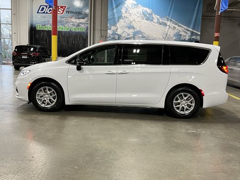 New 2026 Chrysler Pacifica Select FWD image 2