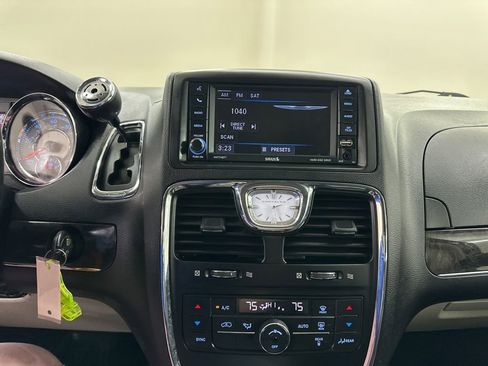 Used 2016 Chrysler Town & Country Touring image 37