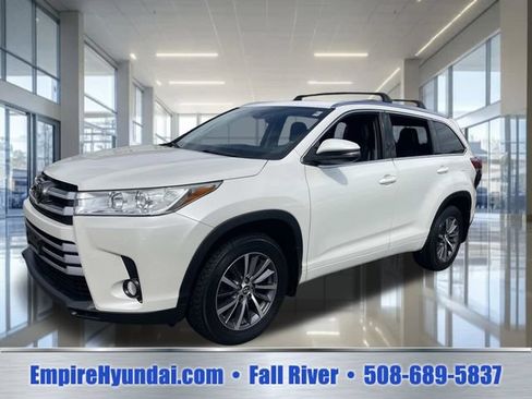 Used 2017 Toyota Highlander XLE AWD/4WD image 1