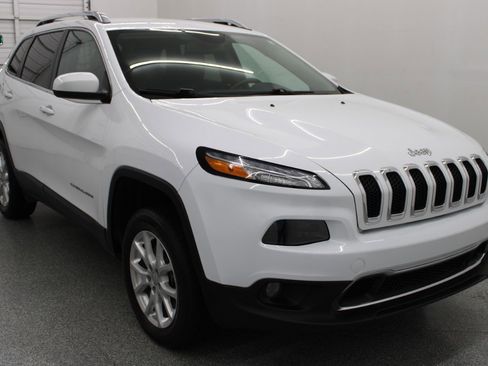 Used 2018 Jeep Cherokee Latitude Plus FWD image 4