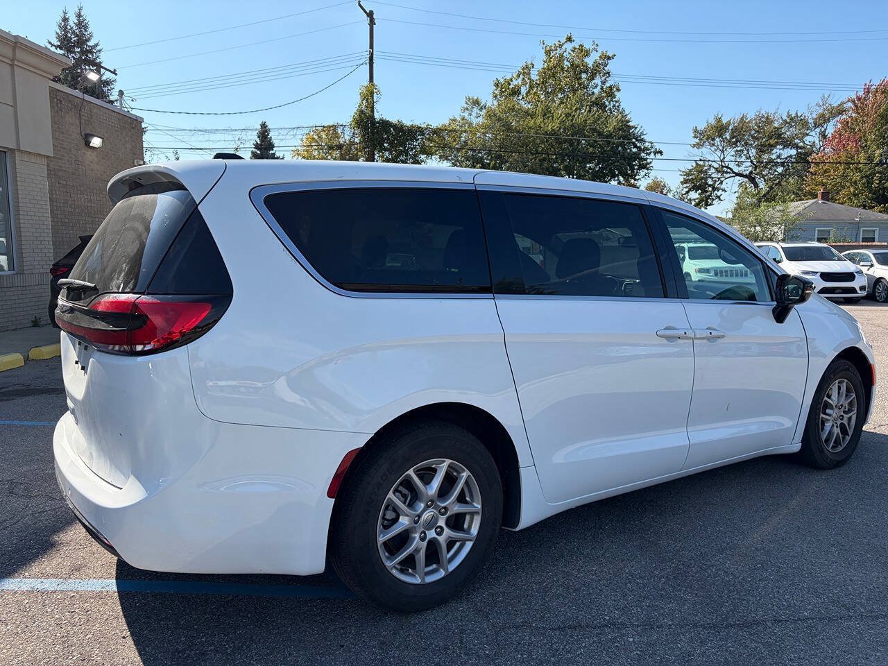 Used 2025 Chrysler Pacifica Select FWD image 5