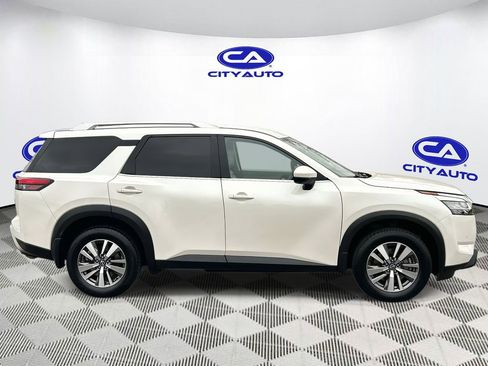 Used 2023 Nissan Pathfinder SL image 2