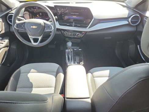 Certified 2025 Chevrolet Trax LT w/ LT Convenience Package FWD image 12