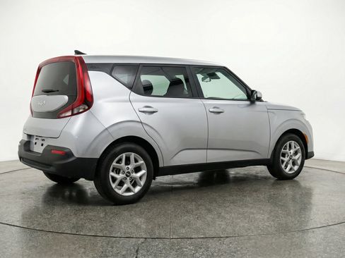 Used 2025 Kia Soul LX w/ LX Technology Package FWD image 9