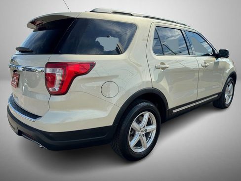 Used 2018 Ford Explorer XLT w/ Equipment Group 202A image 3