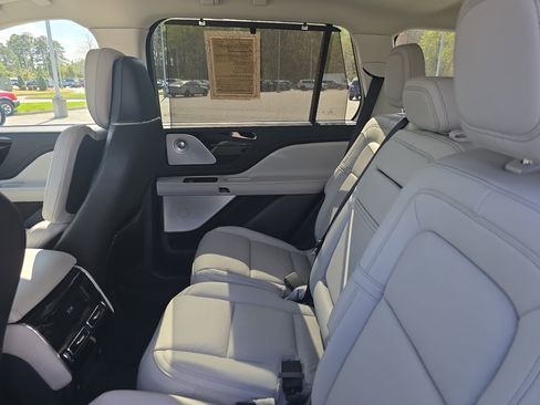 Certified 2025 Lincoln Aviator Reserve w/ Equipment Group 201A image 13