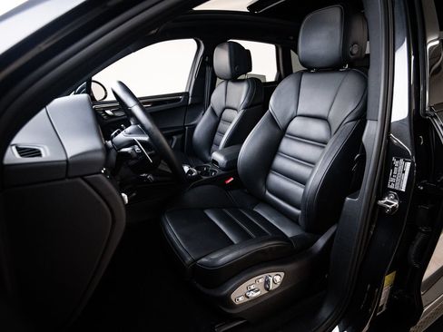 Certified 2026 Porsche Macan AWD/4WD image 5