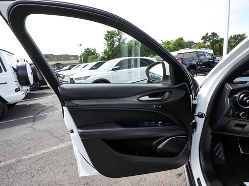 Used 2023 Alfa Romeo Stelvio Ti AWD/4WD image 10