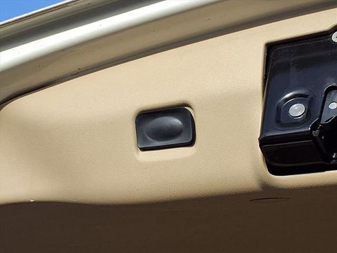 Used 2006 Cadillac SRX w/ Seating Package image 22