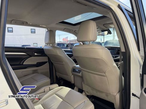 Used 2019 Toyota Highlander XLE image 16