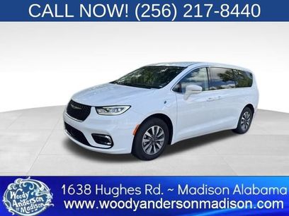 Used 2022 Chrysler Pacifica Touring-L w/ Uconnect Theater Family Group