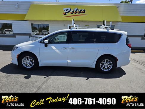 Used 2022 Chrysler Voyager LX image 1