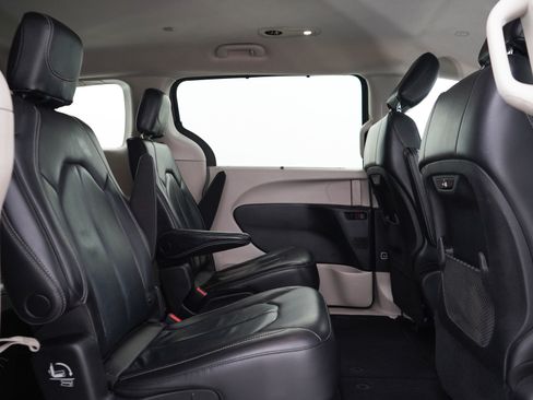 Used 2022 Chrysler Pacifica Touring-L FWD image 12