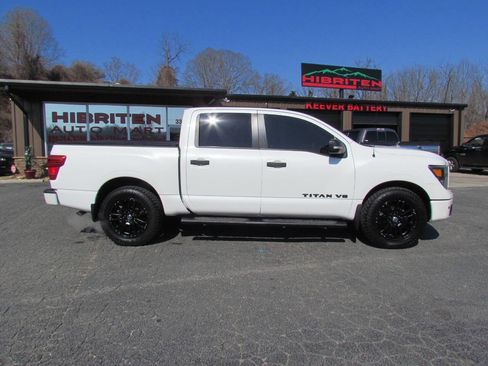 Used 2018 Nissan Titan SV w/ SV Convenience Package image 8