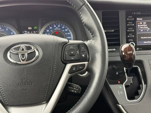 Used 2020 Toyota Sienna Limited FWD image 17